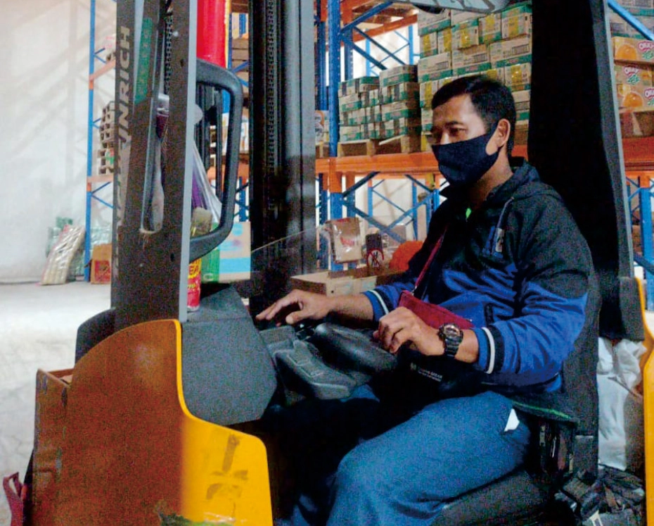 Warehouse Staff & Logistic